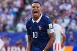 「エンバペが史上初の2大会連続で得点王　W杯で56年ぶり2桁ゴールの偉業…メッシに2差つけて快挙」の画像1