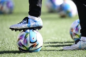 5部クラブの“移動着”が「斬新！」　地元産のデニム…ファン絶賛「カッコよすぎる」