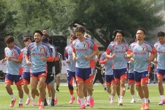 移動中の日本代表が「ドーハっぽさがすごい」ジャージ姿で現地入り「めっちゃクール」