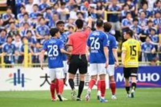 横浜FM、DFキニョーネスがDOGSOで一発退場　スタジアム騒然…試合序盤に異例の2連続VARチェック