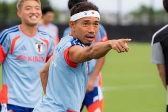 長友佑都、久保建英の早期復帰を予告「相当よくなっている」　負傷の左膝を“スリスリ”「早まると思う」