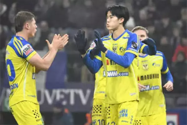 自陣ゴール前からアシスト「ヤバすぎ」　現役日本代表の妙技が「あまりにも美しい」