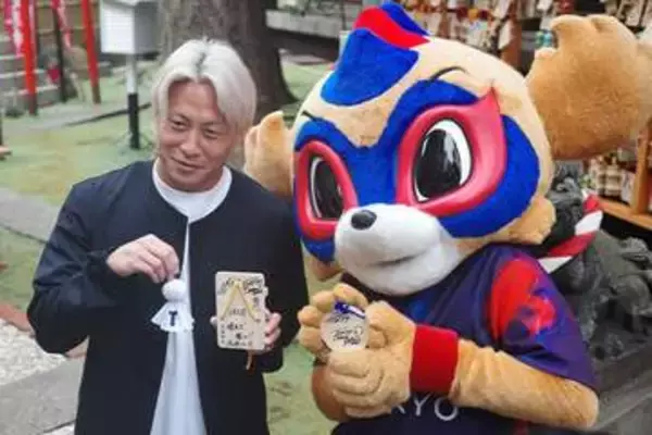 気象神社で晴天祈願「本格的すぎて」　今季のラスト”2”へ…「巨大テルテル坊主」を奉納
