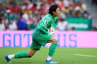 35歳Jリーガーが見せた"1ミリ"匹敵の驚愕プレー　紙一重でピンチを阻止…代表戦でチームを救った超反応