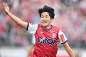 19歳逸材が「おしゃれさん！」　白スーツできめつつ…首元に忍ばせた“差し色”に脚光「リスペクト感じる」