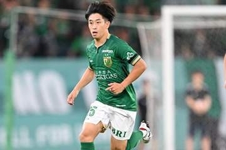 日本代表GKも見送るだけ「ゴラッソ！」　30m級の超絶ループ弾が「うっまい」「落ち着きすぎ」