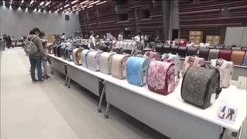 「ツルツルのランドセル！」来年小学校に入学する子どもたちに向けてランドセルの大特売会＜福島県郡山市＞