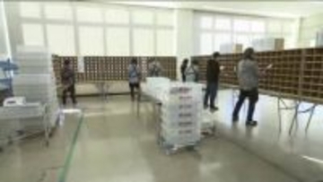 福島県の郡山郵便局で年賀状の区分け作業がピーク　元日の年賀状配達枚数は約３割減少の見通し