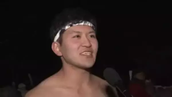 福をめざして男たちが綱を登る　伝統の七日堂裸詣りが勇壮に！歓声と熱気に包まれた圓蔵寺　福島・柳津町