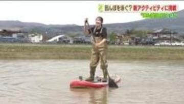 サーフボードで田んぼを泳ぐ！？田植えまでの期間限定「田んぼSUP」　コメどころ大玉村で新人アナが挑戦