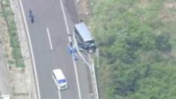【続報・磐越道マイクロバス事故】26人けが・17歳高校生が死亡　反対車線にも乗客が投げ出されたか