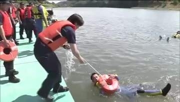 阿武隈川で水難救助訓練　大雨や台風の時期に備え　警察官など知識や技術を身に着ける　福島・二本松市