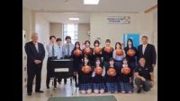 福島ファイヤーボンズとマコト精機 　高校にバスケットボールを寄贈