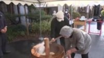 福島市の中野不動尊で健康・長寿願う「”寿餅会」　三が日に初詣客に振る舞い