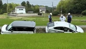 車2台が用水路に転落　2人がけが＜福島県郡山市＞