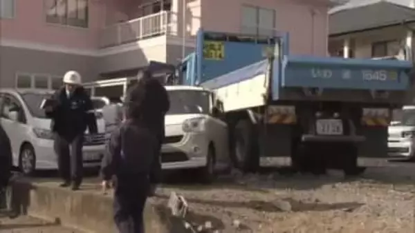 大型ダンプが駐車場の車5台を巻き込みながら建物に衝突　運転手は意識不明　福島・いわき市平紅葉町