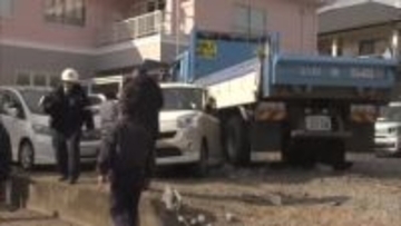 大型ダンプが駐車場の車5台を巻き込みながら建物に衝突　運転手は意識不明　福島・いわき市平紅葉町