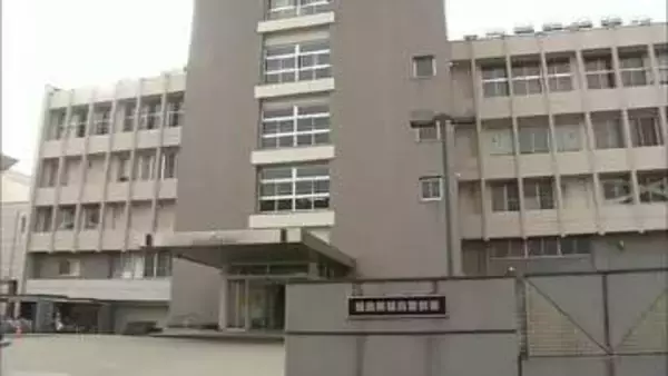 ガードレールに手をかけて佇むクマ目撃＜福島県福島市＞