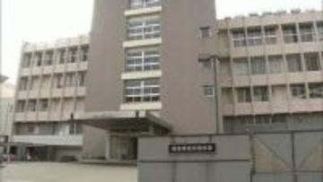 ガードレールに手をかけて佇むクマ目撃＜福島県福島市＞