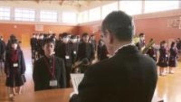 大人への一歩　福島・伊達市の中学校で立志式　「元服」にならい中学2年生に立志証書　自覚深める