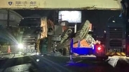 倒れた重機が国道をふさぐ　歩道橋にあたって転倒した可能性も＜福島県須賀川市＞