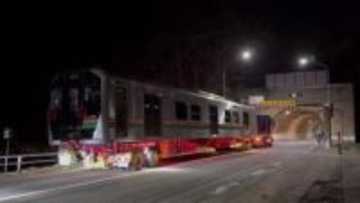 「深夜の国道13号線を走る電車」の正体は？ 奥羽本線に35年ぶりの新型車両「E723系5000代」　線路幅が違う難所を越える輸送劇