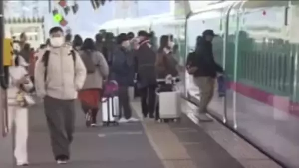 孫を見送り「楽しい時間を過ごせた」　新幹線はUターン混雑続く