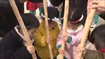 「よいしょ～よいしょ～」園児たちが元気いっぱい餅つきに挑戦！　正月の文化に触れる　福島・郡山市