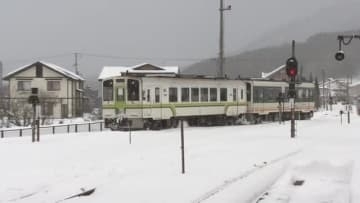 「大雪すぎて学校休みたくても止まってくれない」なぜ会津鉄道は雪に強いのか？　秘密は車両整備にあり　凍らないようエンジンつけっぱなし…知られざる苦労が