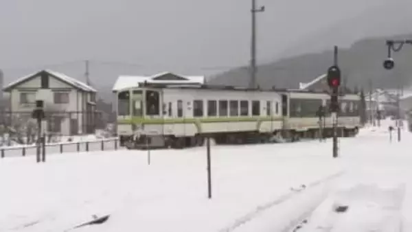 「大雪すぎて学校休みたくても止まってくれない」なぜ会津鉄道は雪に強いのか？　秘密は車両整備にあり　凍らないようエンジンつけっぱなし…知られざる苦労が