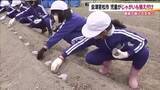 「大きく育ってね　小学生がじゃがいもの植え付けに挑戦　優しく土をかぶせ　7月に収穫へ　福島・会津若松市」の画像1