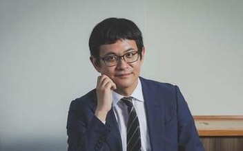 朝9時から翌朝5時まで激務…42歳でお笑い芸人に転身した元キャリア官僚の“壮絶すぎる過去”