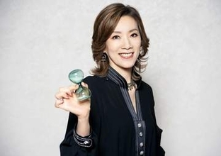 ｢細胞が喜んでおります｣真琴つばさの人生を変えた『ベルばら』麻実れいの衝撃、最上級生・小柳ルミ子との初会話と人生初の美空ひばり