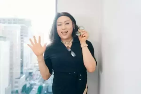 ニューレディ・肉乃小路ニクヨが女装を始めた動機、お手本は櫻井よしこと鉄の女、｢上達しない｣化粧とパソコン通信でのゲイ業界デビュー