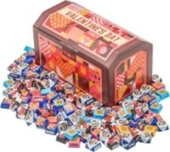 【Amazonセール】チロルチョコがお買い得！ 「詰め合わせ バレンタイン 宝箱 920g」と「バラエティ（80粒）」