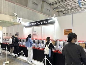 「クロノ・トリガー」「ドラクエ」「FF」のガチャがずらり！ スクエニ物販にカプセルトイコーナーが登場【TGS2026】