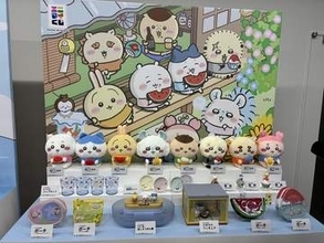 セブン×「映画ちいかわ」コラボグッズを撮り下ろし！ 「エニマイくじ」ジオラマやポーチなどアロハパジャマ、単三電池で光るルームライト当たるキャンペーンも