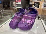 「遊戯王」とクロックスのコラボ商品が9月9日に発売！ 限定カード「CROCODILE」が先行展示遊戯や海馬デザインのクロックス！