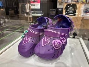 「遊戯王」とクロックスのコラボ商品が9月9日に発売！ 限定カード「CROCODILE」が先行展示遊戯や海馬デザインのクロックス！