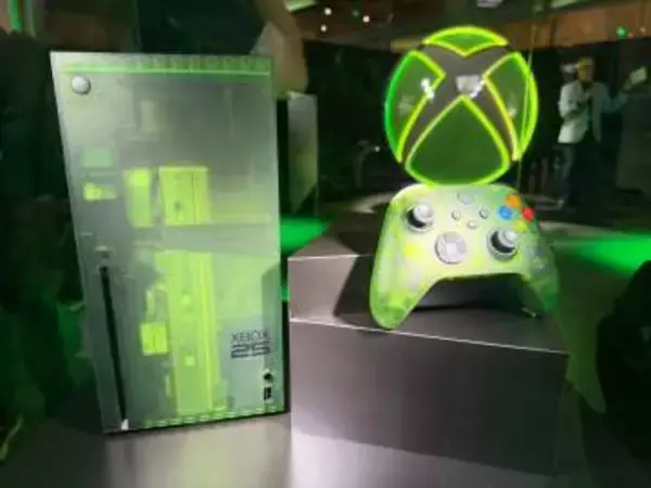 XBOX25周年を記念した「XBOX Series X」限定版の撮り下ろし写真を紹介。現地会場にて実機が展示
