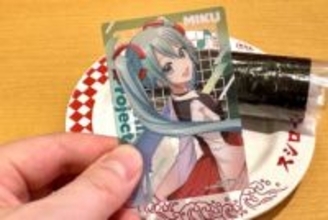 スシロー×「プロセカ」コラボメニューやグッズを撮り下ろしで紹介限定ピックやステッカー、マルチポーチなどが登場