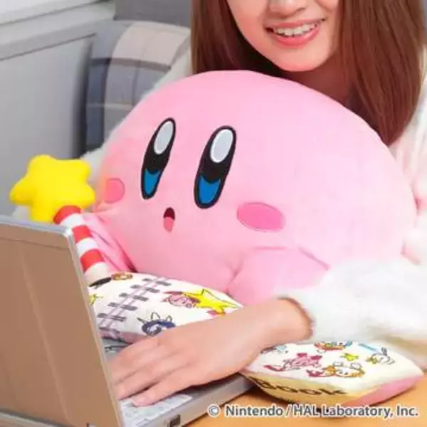 カービィがもちもちのクッションになって再登場。「PCクッション　星のカービィ【再販】」がプレバンにて予約受付中