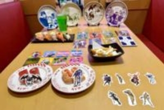スシロー×「ジョジョの奇妙な冒険 スターダストクルセイダース」コラボ商品を撮り下ろしピック付きお寿司、プレート付きドリンクなどが登場ッ!!