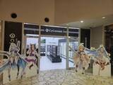 「「ウマ娘」や「シャドバ」のグッズがズラリ！ コンビニ風の店内が面白い「CyConveni」撮り下ろしCygames初の常設店舗が池袋にオープン」の画像1