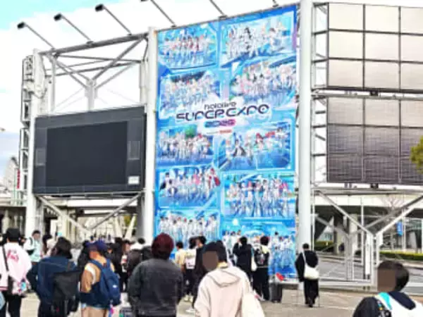 「hololive SUPER EXPO 2026 Supported By BANDAI」開幕！メンバーのサイン入り等身大パネルがお出迎え！