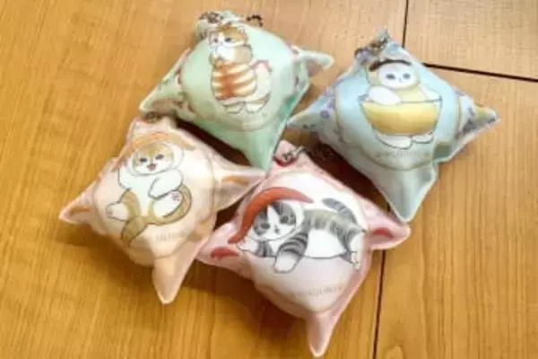 くら寿司×「mofusand」コラボ第2弾グッズ「クッションチャーム」を撮り下ろしで紹介期間限定「ひな祭りメニュー」やお得な「極上まぐろフェア」も登場