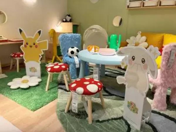 「【ポケモン】イケア店舗に「ぽこぽけ」ルームセットが登場！ ピカチュウとカビゴンイメージの部屋を撮影してきたゲームにも「IKEA アイランド」が登場」の画像