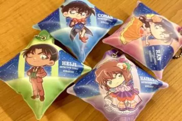 くら寿司×「名探偵コナン ハイウェイの堕天使」コラボ第3弾グッズが先行お披露目デフォルメキャラがかわいい「クッションチャーム」が5月1日から登場