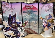 「遊戯王」の神々しい優勝トロフィーを間近で！ 「Yu-Gi-Oh! WCS2026」開催記念イベントフォトレポート物販エリアも大盛況！ 歴代優勝デッキの主役カードも展示