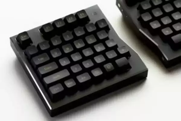 完全ワイヤレスの分割キーボード「Waffree US」4月6日発売。専用アプリでキー配列変更可能